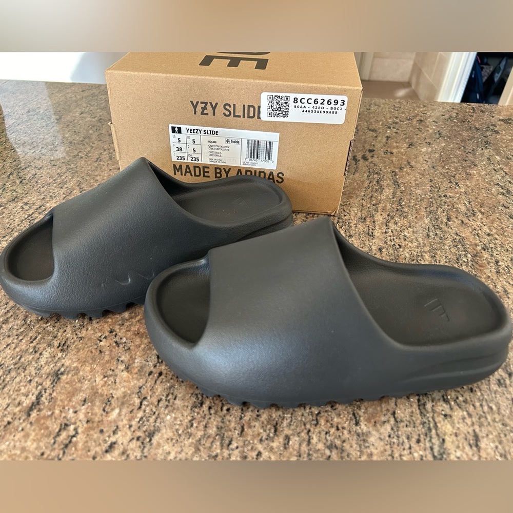 Youth Yeezy slides size 5